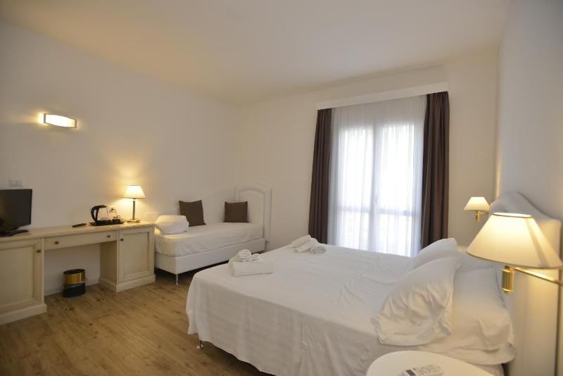 Comfort Triple Room with Private External Bathroom image 4