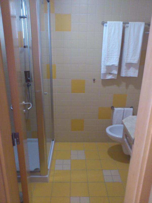 Standard Double Room image 3