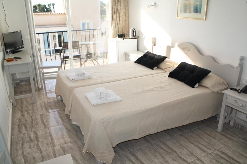 Superior Twin Room with Sea View image 3