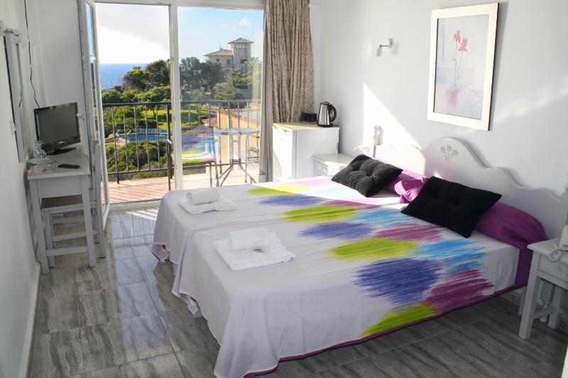 Superior Twin Room with Sea View image 4