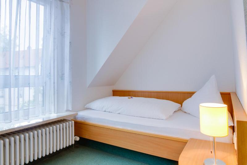 Standard Single Room image 3