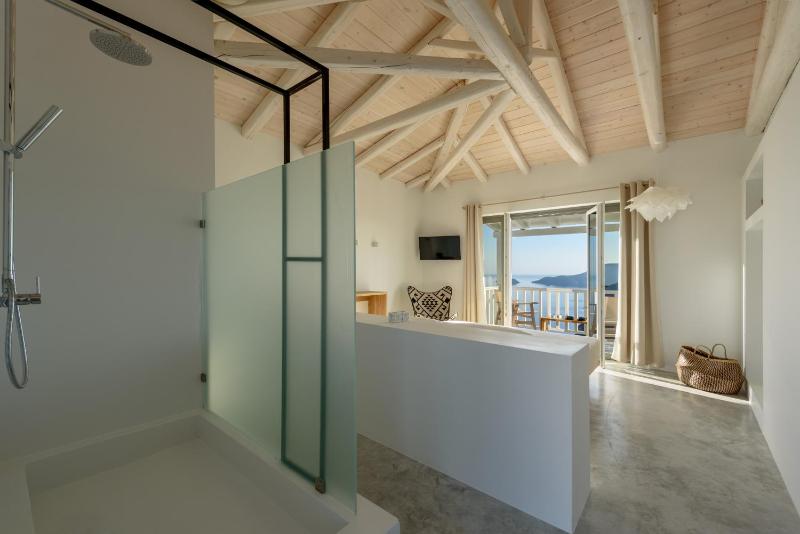 Superior Double Room with Sea View image 4