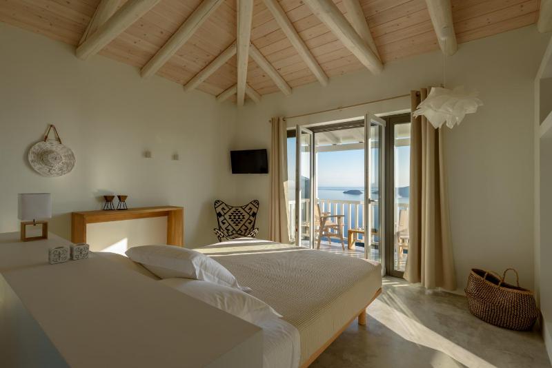 Superior Double Room with Sea View image 3