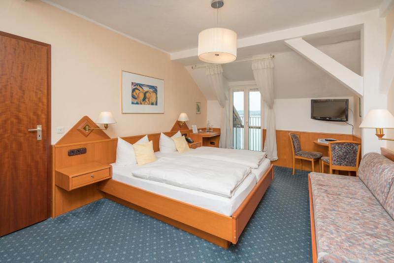 Double Room - Lake Side image 4