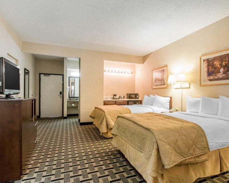 Double Room with Two Double Beds - Smoking image 2