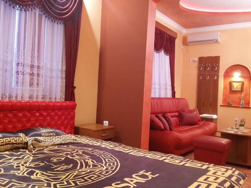 King Room with Spa Bath image 2