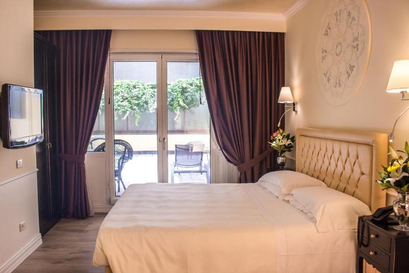 Comfort King Room with Terrace image 1