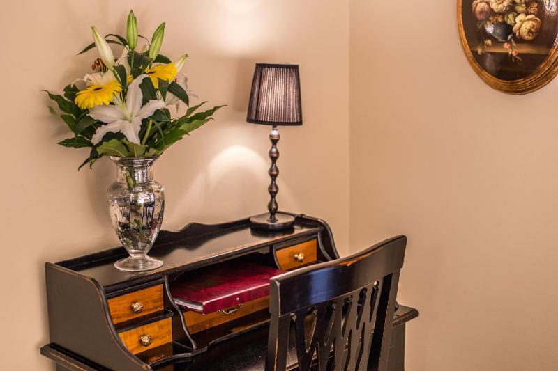 Classic Double Room image 2