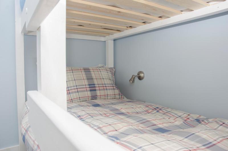 6-Bed Mixed Dormitory Room image 4