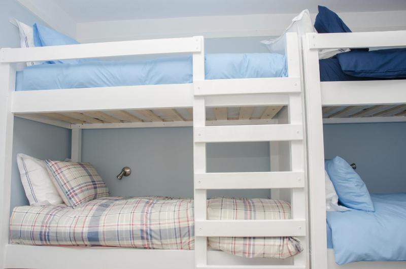 6-Bed Mixed Dormitory Room image 2