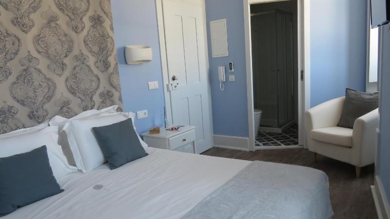 Deluxe Double Room image 3