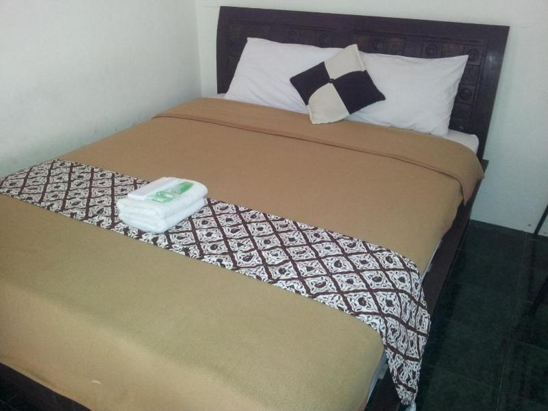 Ndalem Suratin Guesthouse - image 10