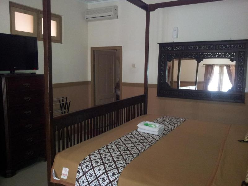 Ndalem Suratin Guesthouse - image 16