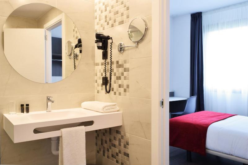 Single Room image 3