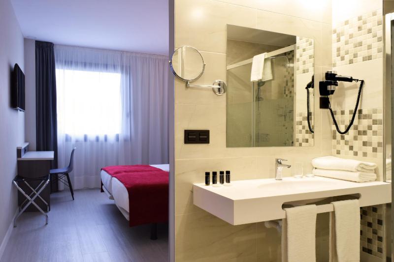 Double or Twin Room image 3