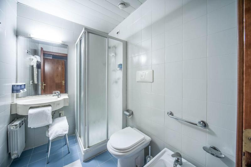 Single Room image 4