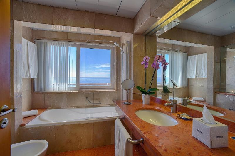 Suite with Sea View image 4