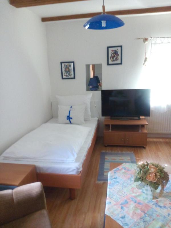 Standard Twin Room with Shared Bathroom image 1