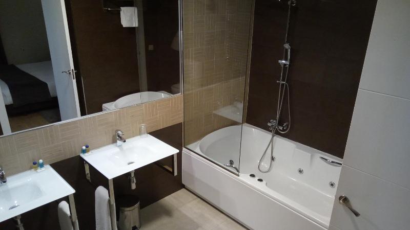 Deluxe Double Room image 3
