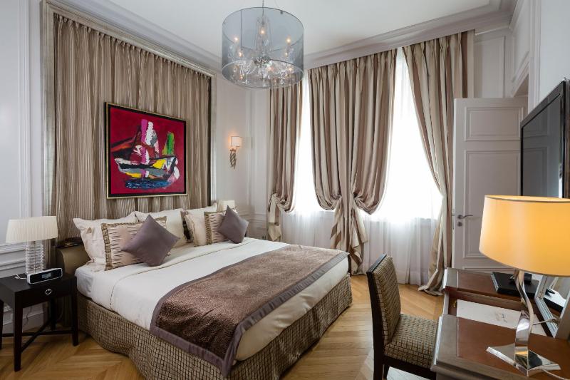 Large Deluxe Room image 4