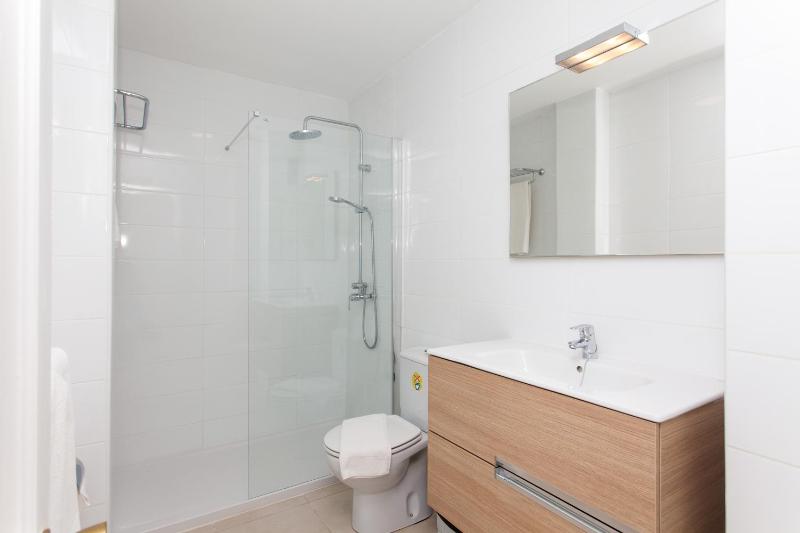 One-Bedroom Apartment with Sea View image 4