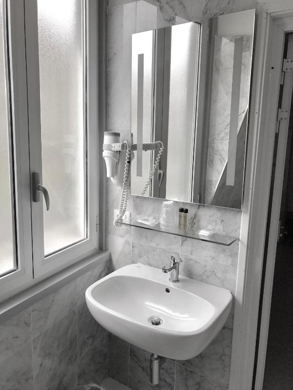 Standard Double Room image 3