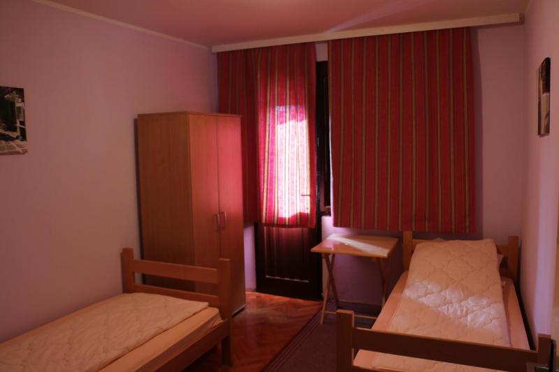 Twin Room with Lake View image 2