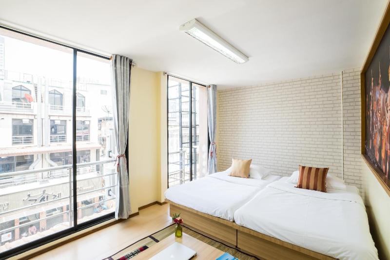 Twin Room with City View image 2