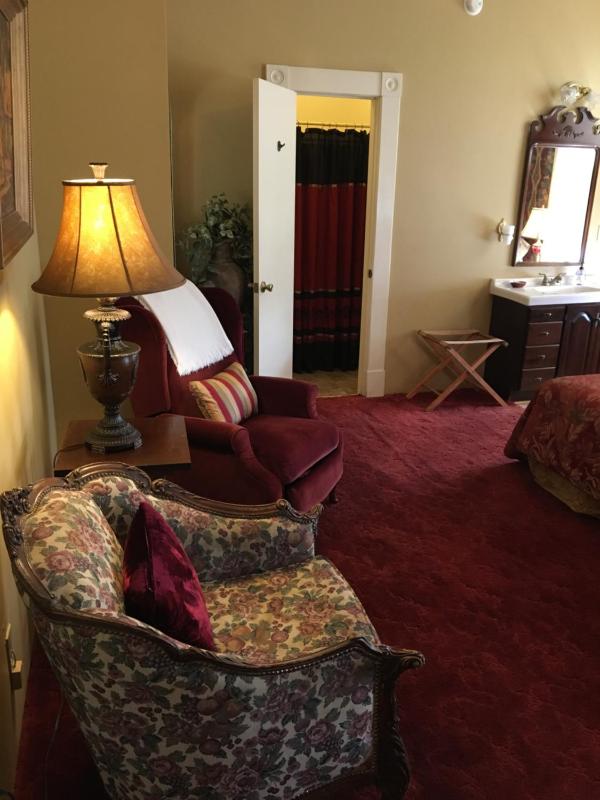 Standard King Room image 2