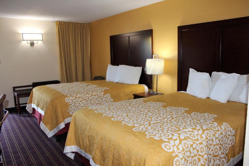 Queen Room with Two Queen Beds - Smoking image 2