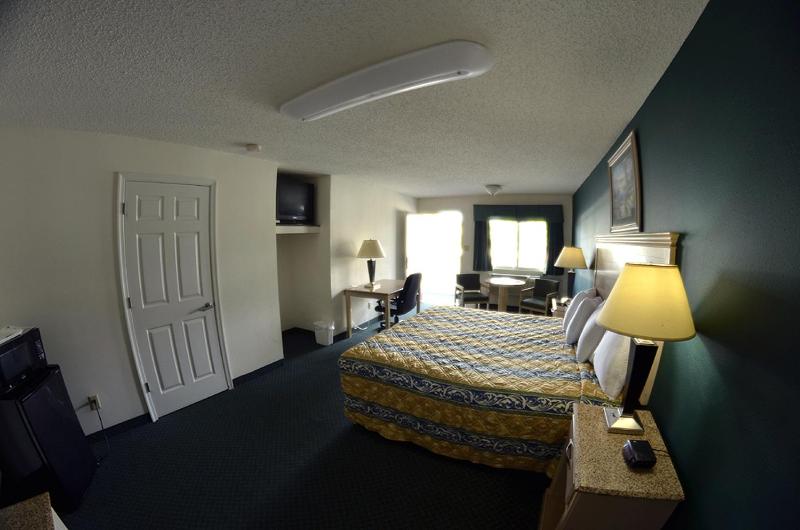 Standard King Room image 4