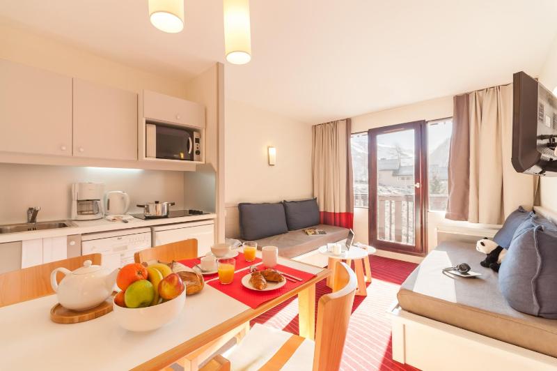 Standard One-Bedroom Apartment (4 People) image 2