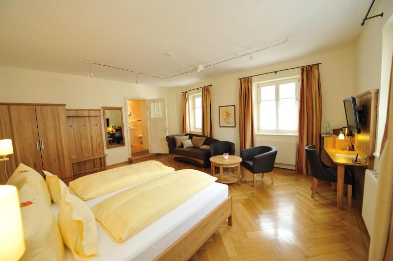 Standard Double Room image 3