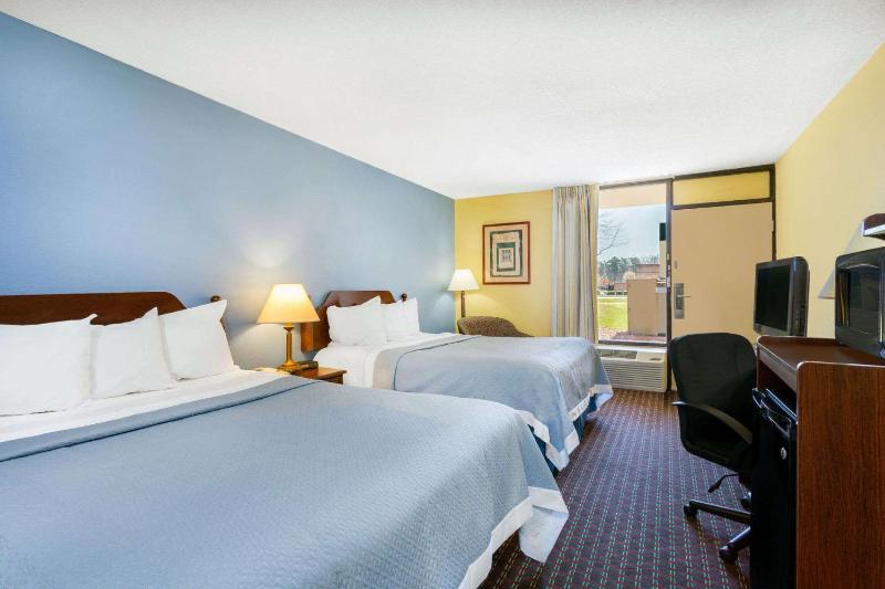 Queen Room with Two Queen Beds - Non-Smoking image 2