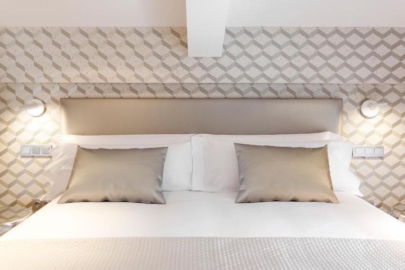 Deluxe Double or Twin Room image 1