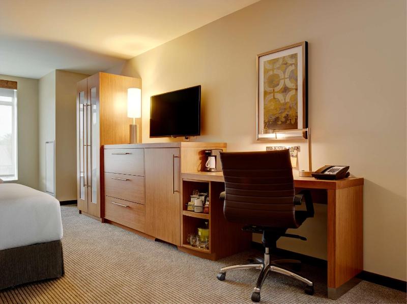 Queen Room with Two Queen Beds, Sofa Bed and Accessible Tub image 4