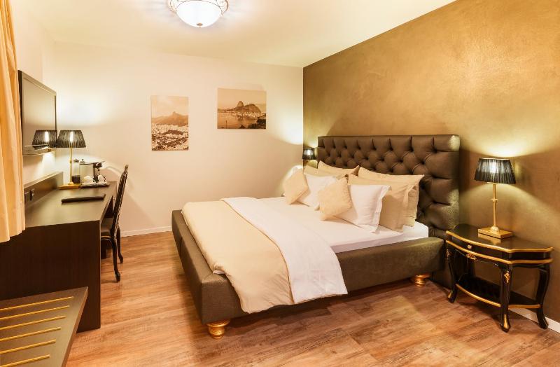 Standard Queen Room with Air Con image 3