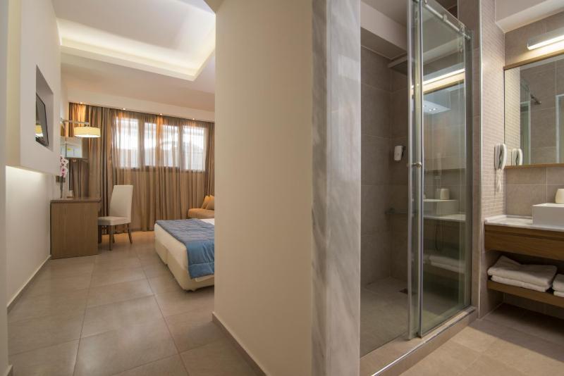 Economy Twin Room image 4