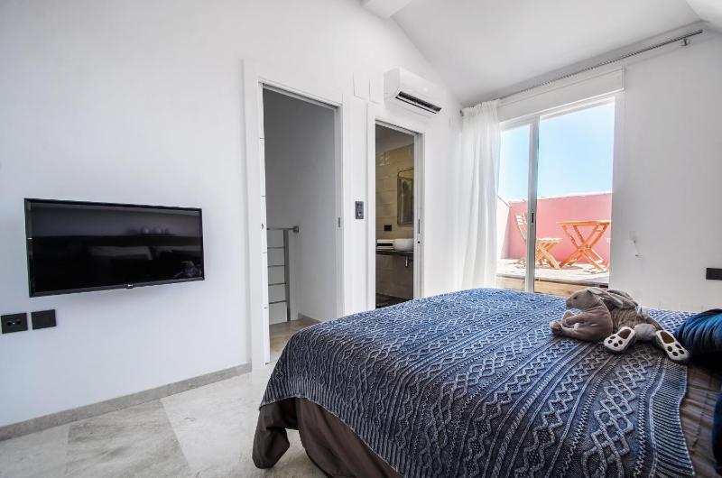Gorgeous 170 sq.m. penthouse with sea view terraces - image 19