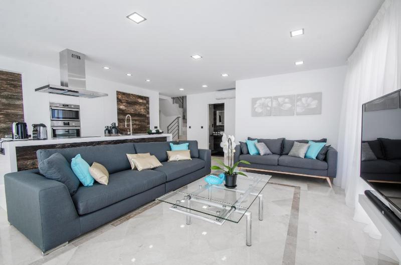 Gorgeous 170 sq.m. penthouse with sea view terraces - image 37