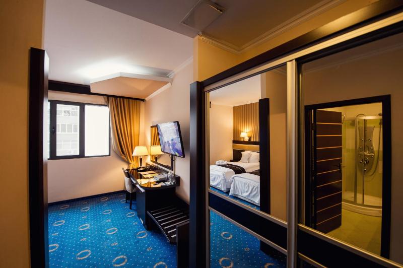 Standard Twin Room image 3