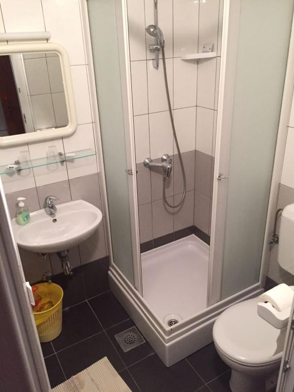 Twin Room with Bathroom image 2