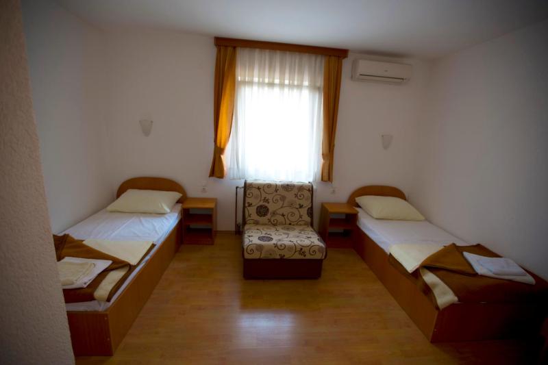 Twin Room with Bathroom image 4