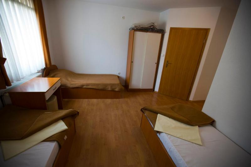 Basic Triple Room with Shared Bathroom image 4