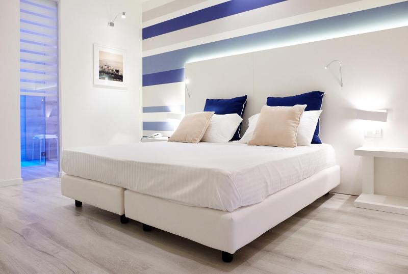 Double Room with Balcony image 2