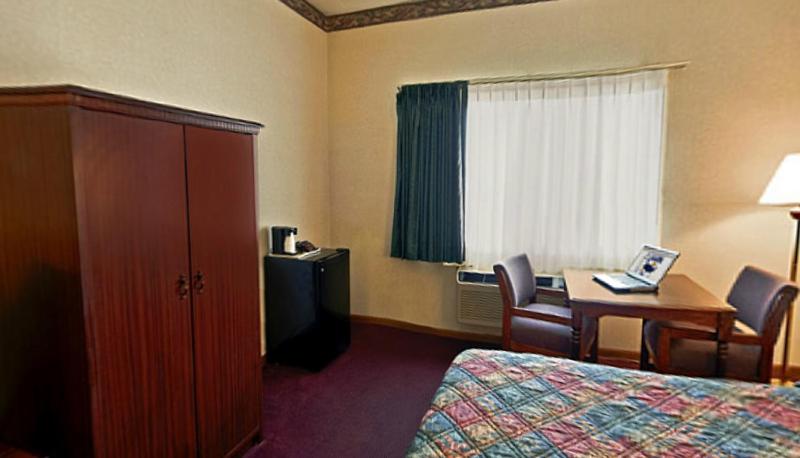 Queen Room with Two Queen Beds - Non-Smoking image 3