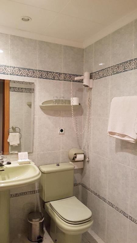 Double or Twin Room image 4
