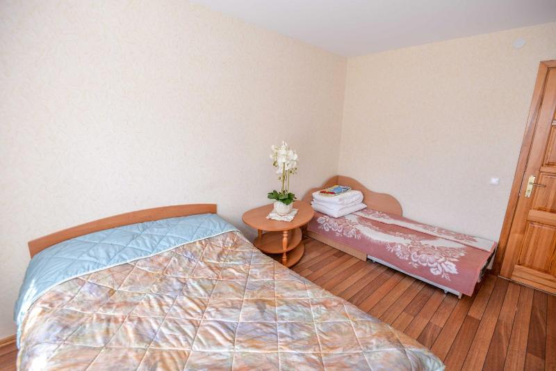 Basic Triple Room with Shared Bathroom image 2