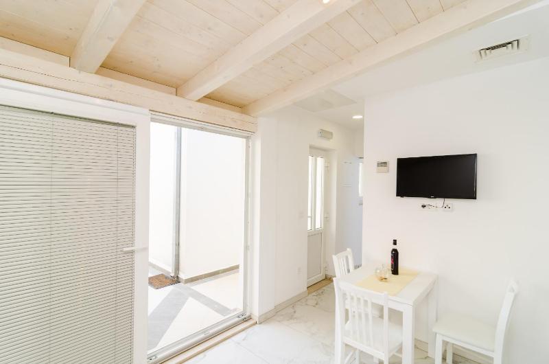 Studio Apartment with Balcony and City View image 2