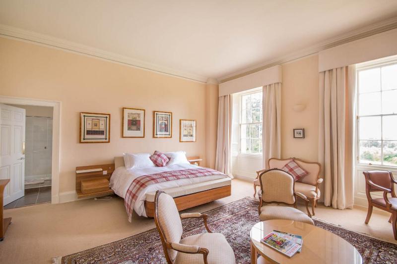 King Room with Garden View image 3
